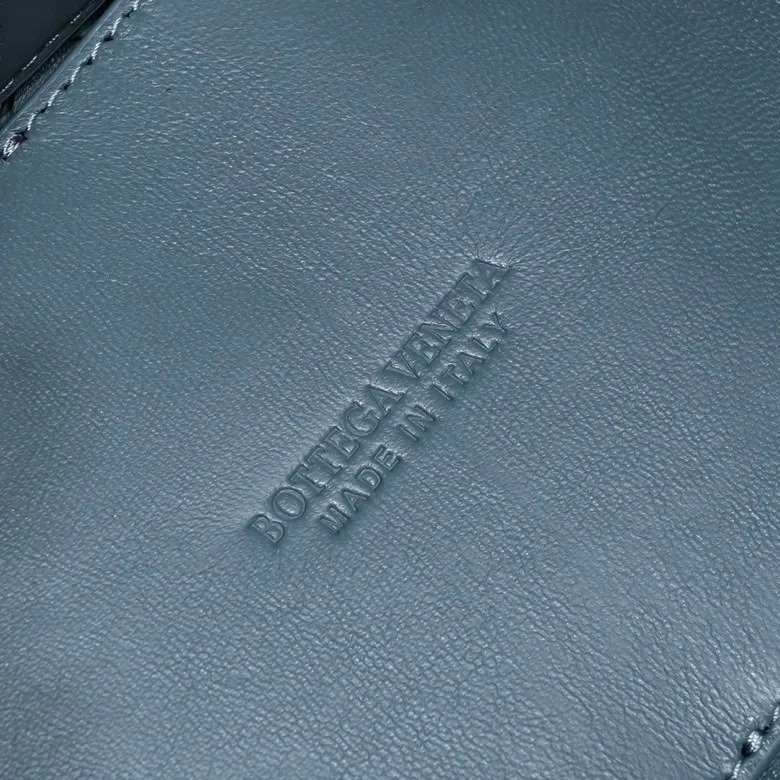 The 2023 new Andiamo batch of 2260 BV has been shipped‼ ️Really popular🔥The new Andiamo woven handbag launched by Bottega Veneta this season is really popular all over the world! ! Celebrities at home and abroad have worn it, and Oscar-winning actress Michelle Yeoh has taken it out on the street. Song Jia, Trai Yara, Yu Feihong, Sanji Ayaka, Rosie Hunting-Whiteley, Yoshioka Riho, etc. have all picked up this bag. It is classic and versatile, showing off its temperament, and the bag capacity is also large, which is very convenient for daily commuting! ! A variety of carrying methods, the shoulder straps can be adjusted by yourself, the original lambskin feels soft and delicate, and the unisex style breaks gender boundaries and brings a more practical and longer-lasting use experience. Andiamo, which has both elegant and casual styles, perfectly interprets the true appearance of "fashionable old money style". Style number: 8463 Size: 32*24*12